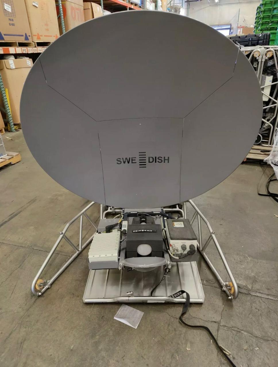Transportable flyaway satellite antenna on its folding ground mount